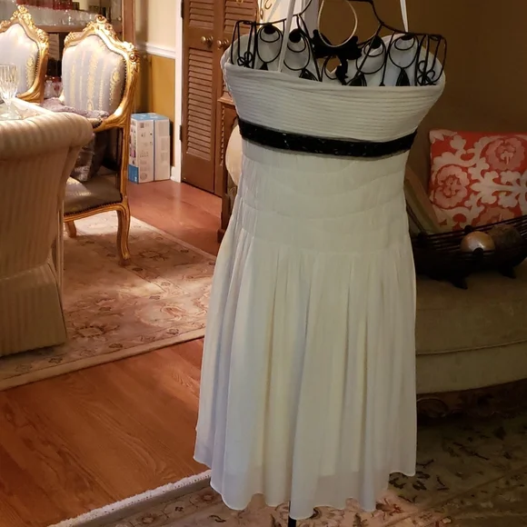 BCBG MAXAZRIA MINI STRAPLESS DRESS. - Picture 3 of 4